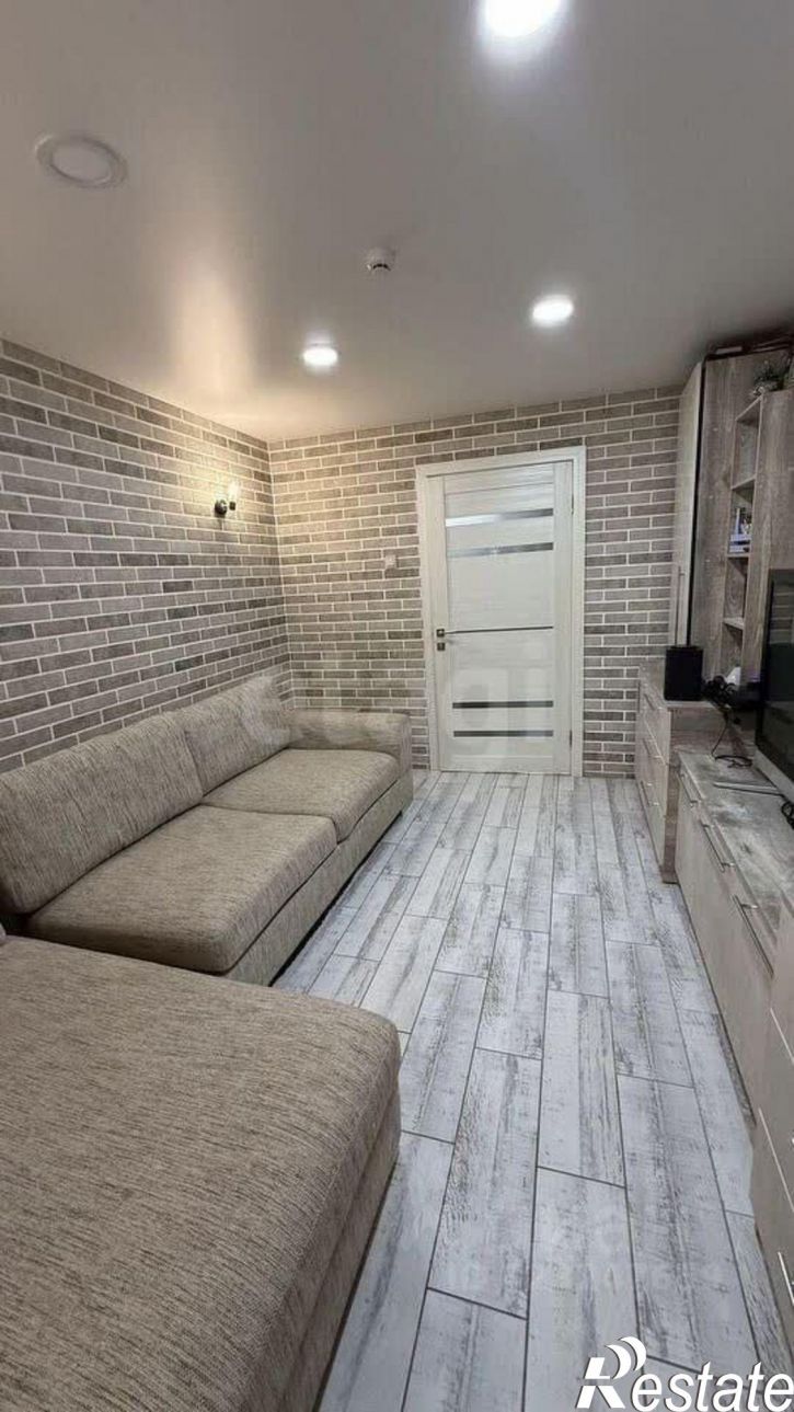 4-комн квартира улица 13-го Ноября, 42,  д. 42