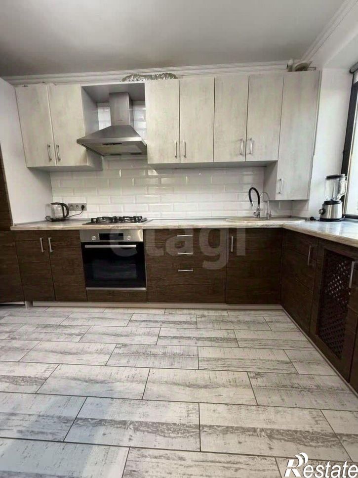 4-комн квартира улица 13-го Ноября, 42,  д. 42